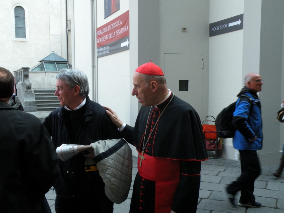 La Santa Sindone - Il Cardinal Poletto si intrattiene con i pellegrini_13.JPG